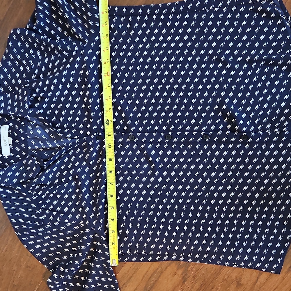 LOFT Navy and White Patterned Button Down Blouse Size LP - Picture 5 of 6